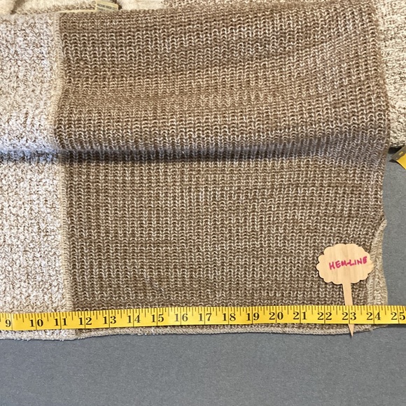 CARRIAGE COURT Small vintage Sweater roll neckline. Drop shoulder patch design - Picture 5 of 8